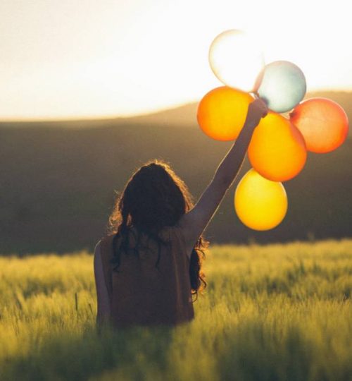 femme-heureuse-tenant-ballons